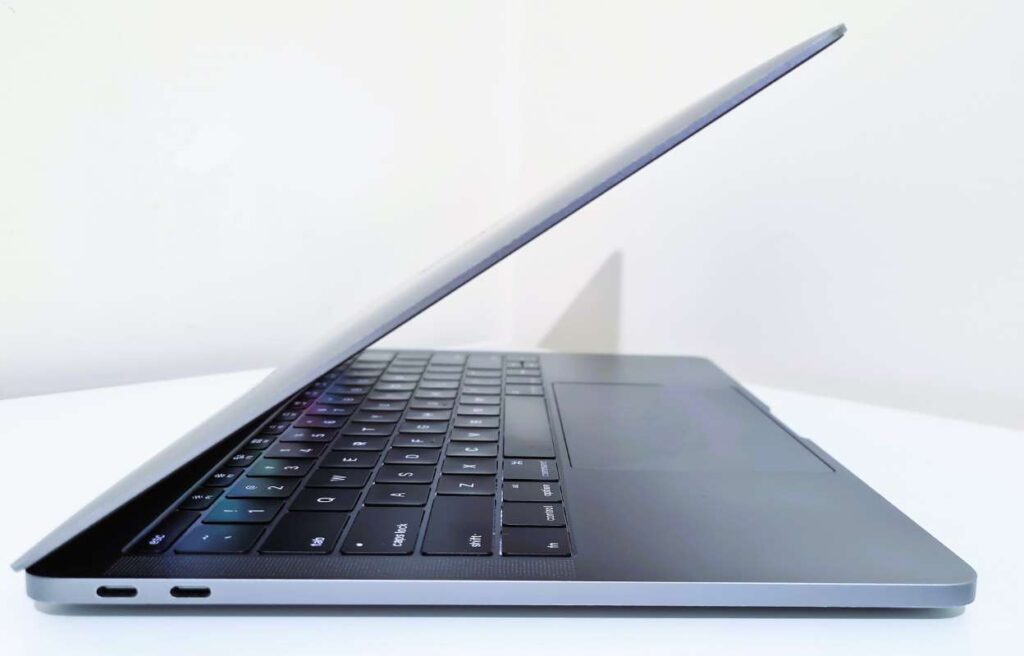 Wymiana baterii w MacBook Pro 13" A1708 (2016–2017) Serwis komputerowy